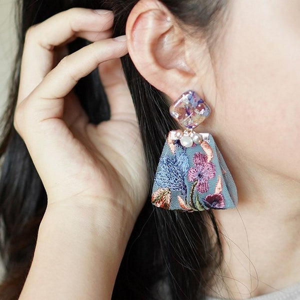 花を閉じ込めた刺繍リボンピアス