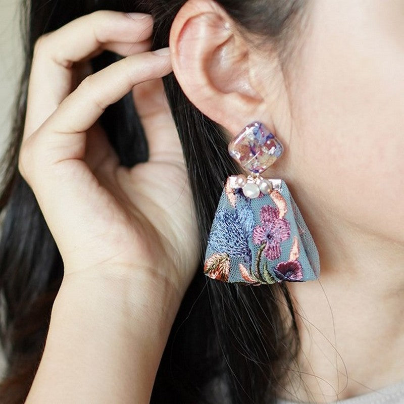 花を閉じ込めた刺繍リボンピアス