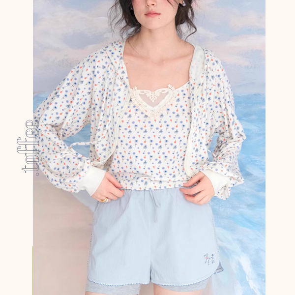 クロップドフーディー＆レースキャミソール小花柄セットアップ《Z00983》