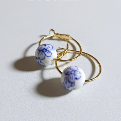 ホワイトビーズレトロイラストリングピアス　AU-044