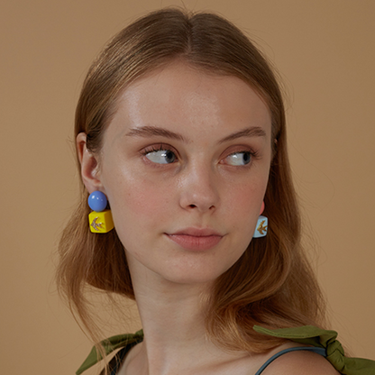 キューブ＆ボールツバメモチーフピアス　《Z00792》