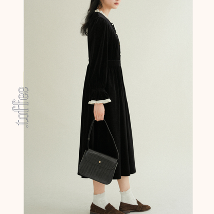 レースディテールグロッシーブラックワンピース　《Z00760》