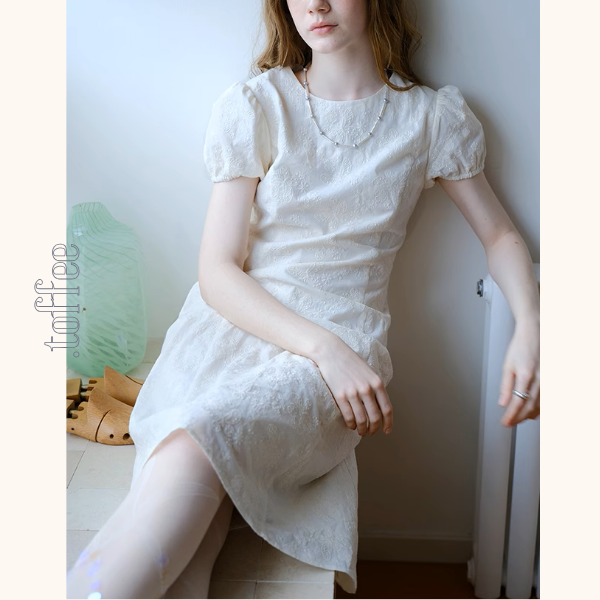 パフスリーブ蝶柄刺繍入りミモレ丈ワンピース《Z00873》