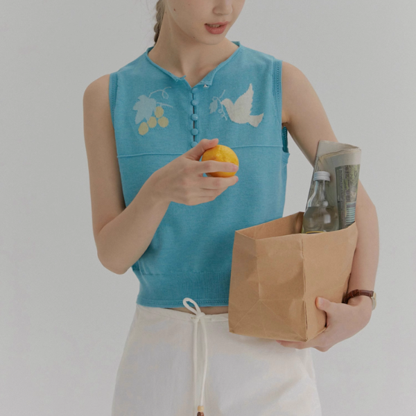 羽ばたく鳥と木の実のシアーニットベスト《Z01018》