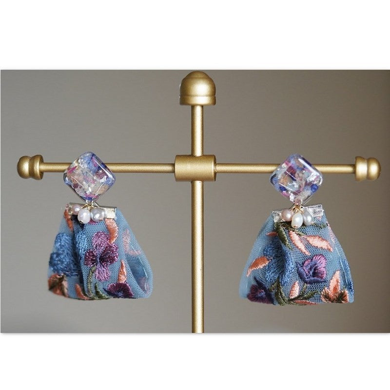 花を閉じ込めた刺繍リボンピアス