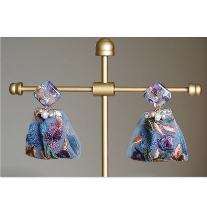 花を閉じ込めた刺繍リボンピアス