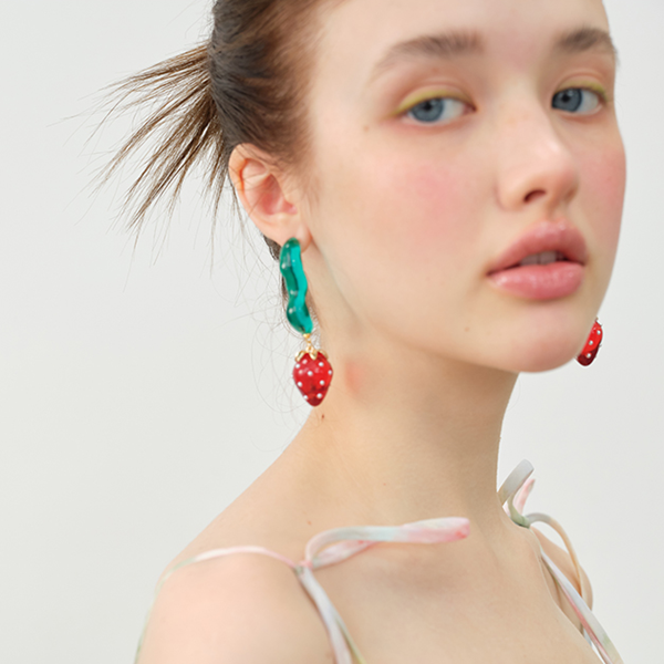 ストロベリーモチーフロングドロップピアス　《Z00793》