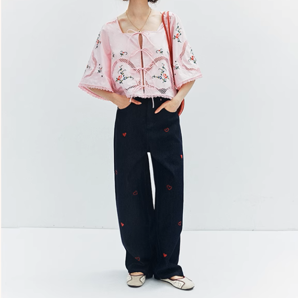 フラワー刺繍とリボン装飾のスクエアカラーブラウス《Z01007》