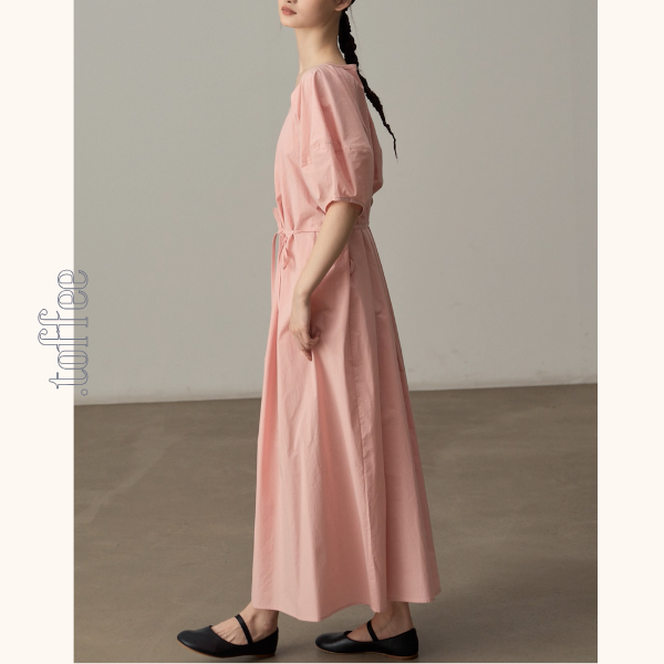 バルーン袖とギャザーのピンクワンピース《Z01084》