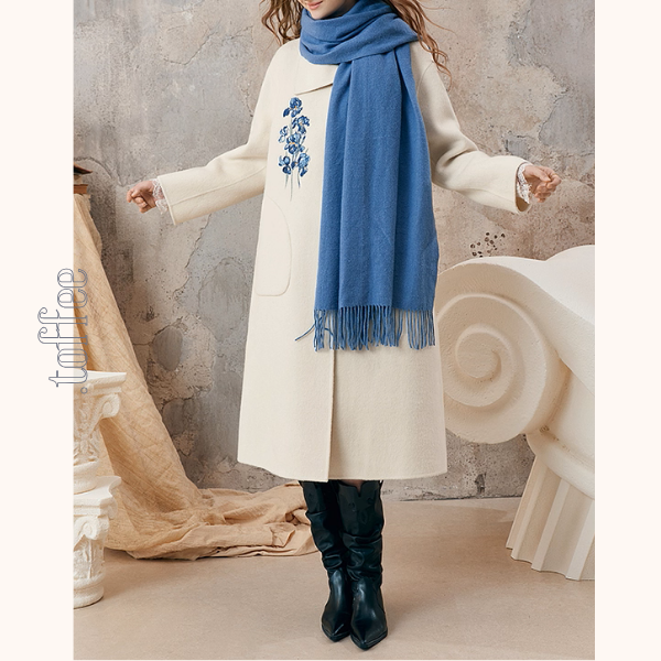 アイリス刺繍のアートボタンコート《Z01130》