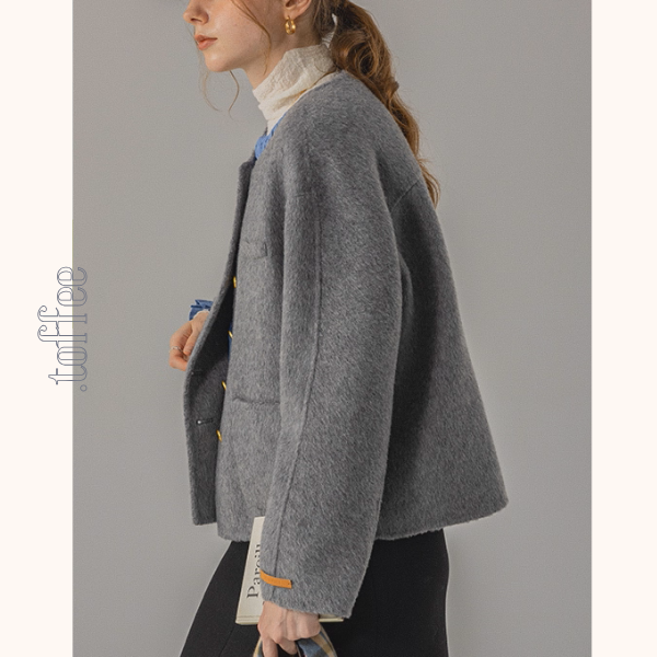 【3color】金のボタンが奏でるアートショートコート《Z01175》