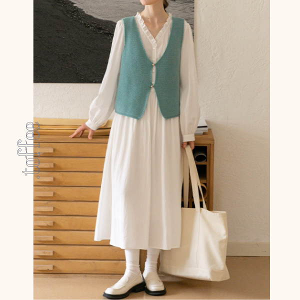 午前の光とフリル襟の白ワンピース《Z01121》