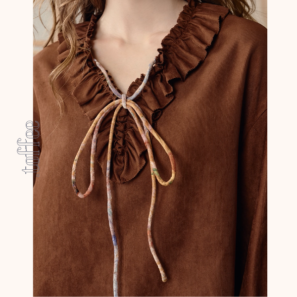 【2color】ひと筆の空を結ぶ、フリルとアートのブラウス《Z01124》