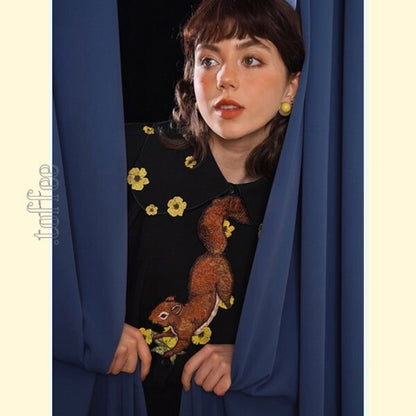 森のファンタジー：花の妖精と無邪気なリスの刺繍タイ 《C0190》