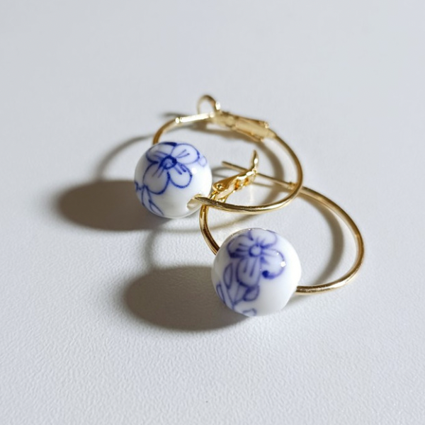 ホワイトビーズレトロイラストリングピアス　AU-044