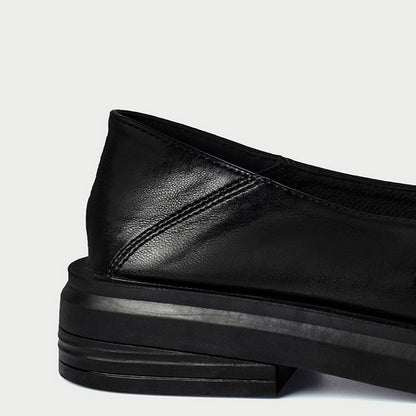 ビジューが光るブリテッシュローファー