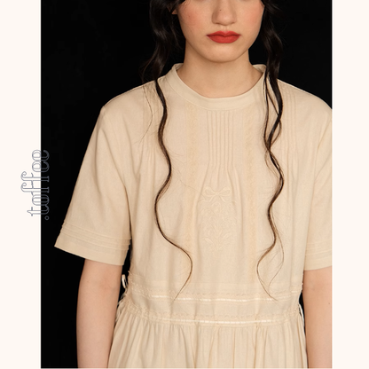 リボン刺繍とプリーツの上品ワンピース《Z01045》