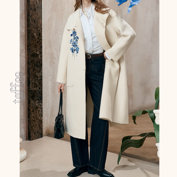 アイリス刺繍のアートボタンコート《Z01130》