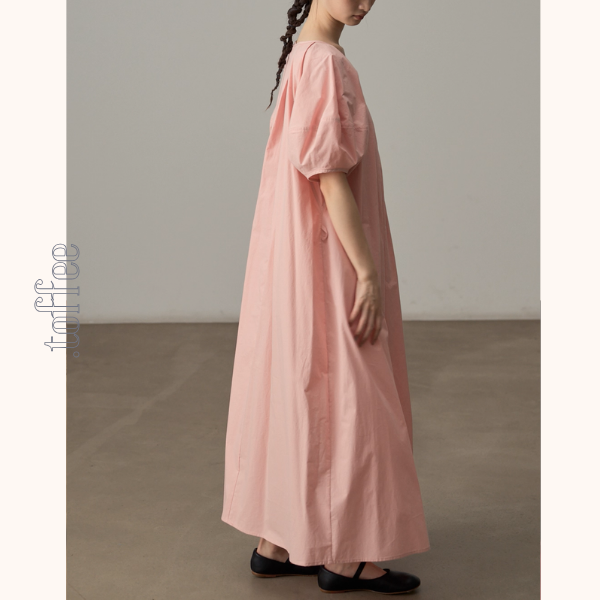 バルーン袖とギャザーのピンクワンピース《Z01084》