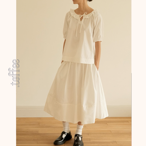 フリルネックとリボンのホワイトブラウス《Z01092》