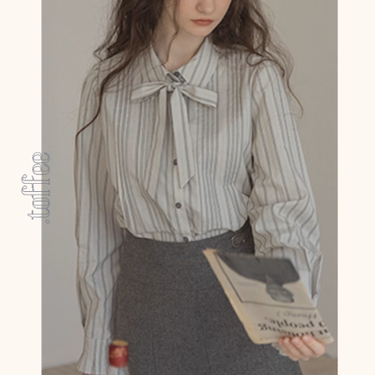 【2color】凛とした冬の朝をまとうボウタイブラウス《Z01173》