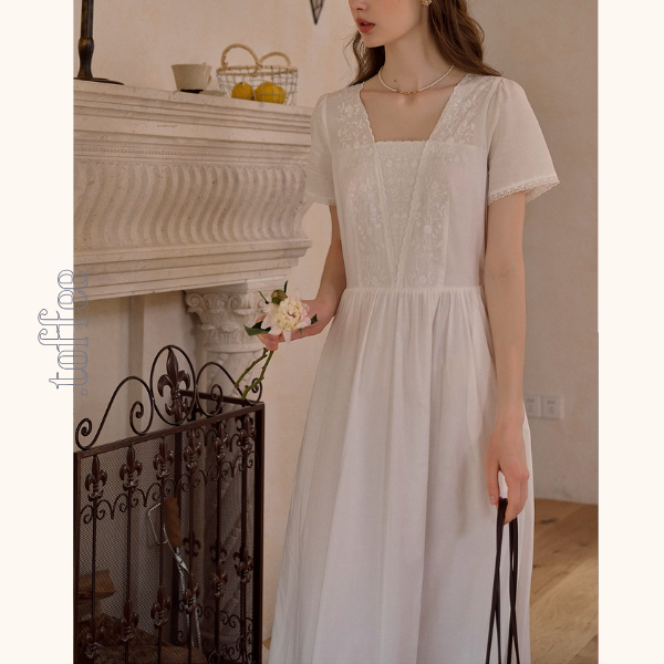 レース刺繍のホワイトロングワンピース《Z01093》