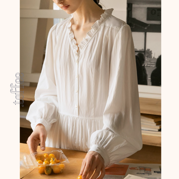 午前の光とフリル襟の白ワンピース《Z01121》