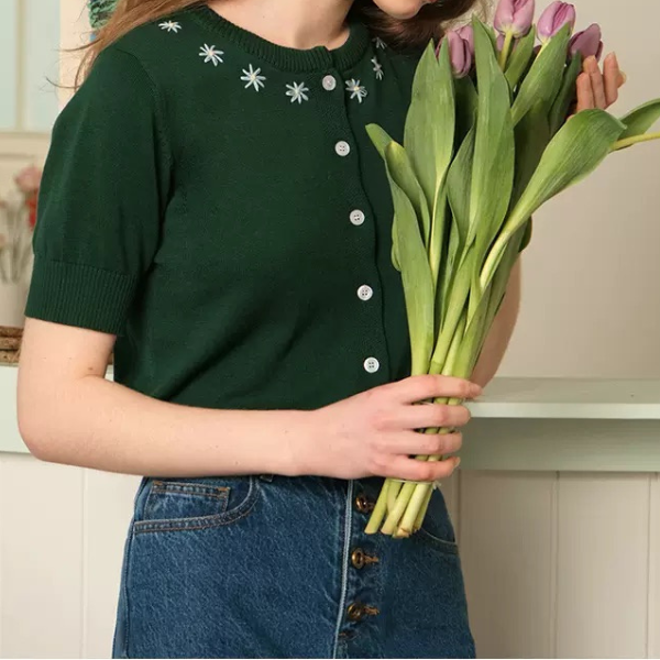 お花の刺繍入りラウンドネック半袖ニット Z00233