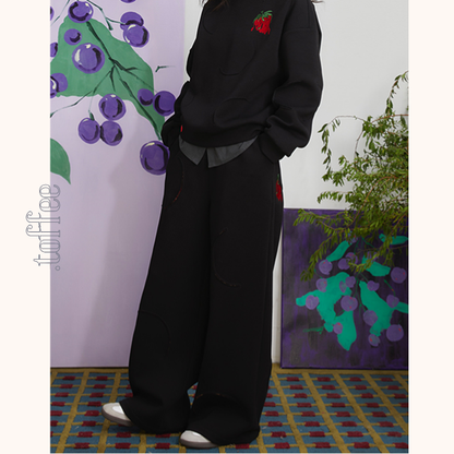 ストロベリー刺繍ブラックスウェットパンツ　《Z00698》