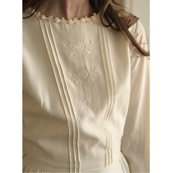 【2color】北欧風フラワー刺繍入りミモレ丈ワンピース  Z00010