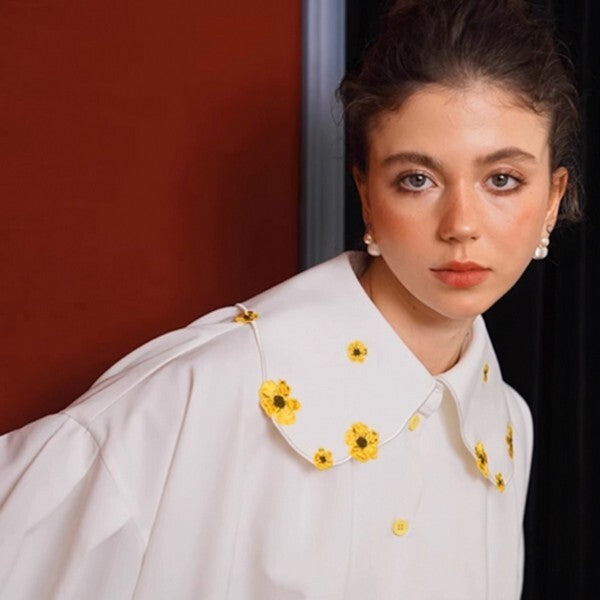 【2color】花の妖精：芸術的なお花刺繍のドールカラーブラウス 《C0191》