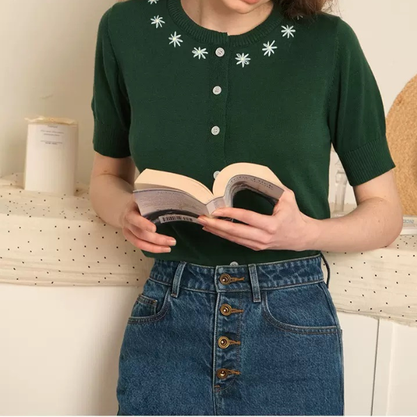 お花の刺繍入りラウンドネック半袖ニット Z00233