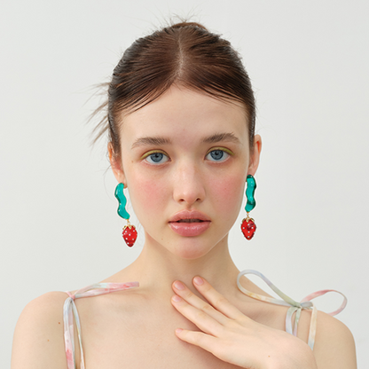 ストロベリーモチーフロングドロップピアス　《Z00793》