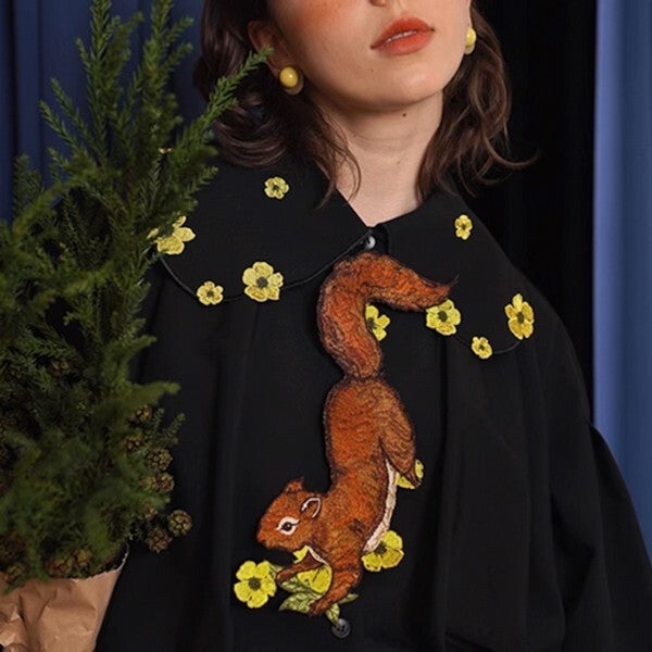 森のファンタジー：花の妖精と無邪気なリスの刺繍タイ 《C0190》