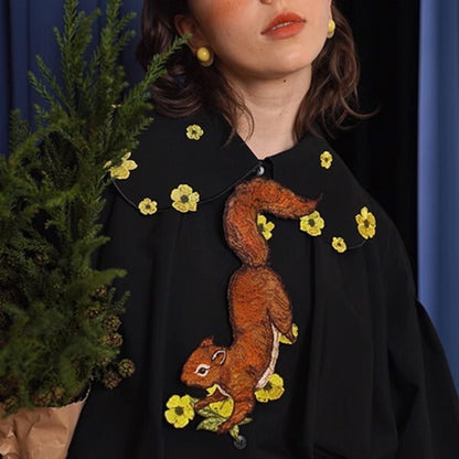 森のファンタジー：花の妖精と無邪気なリスの刺繍タイ 《C0190》