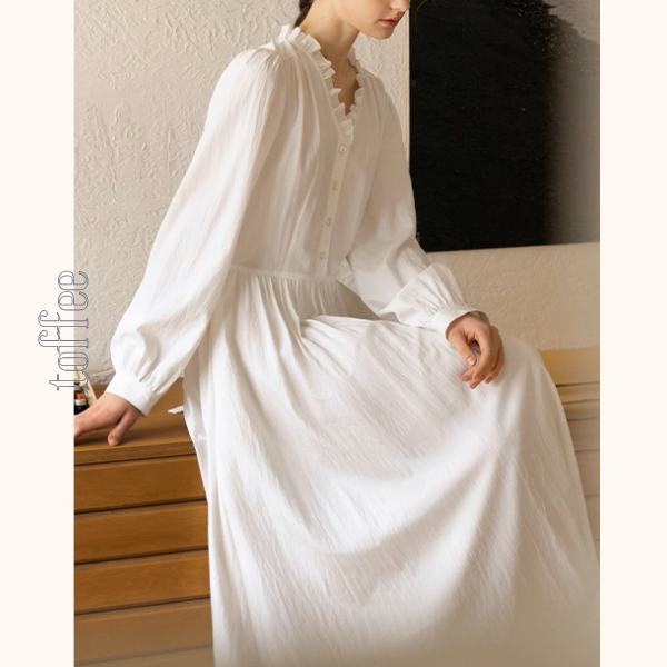 午前の光とフリル襟の白ワンピース《Z01121》