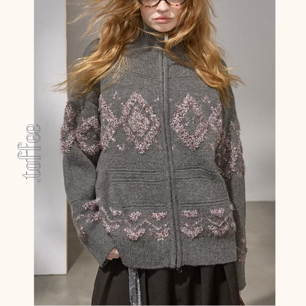 立体ピンク装飾が咲くスタンドカラージップジャケット《Z01491》