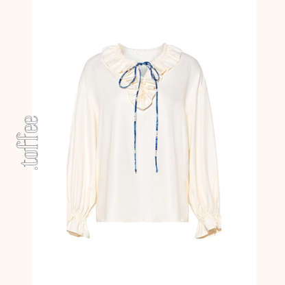 【2color】ひと筆の空を結ぶ、フリルとアートのブラウス《Z01124》
