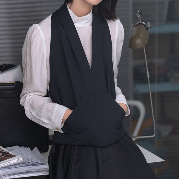 Vネックバックフリルデザインベスト　Z00552