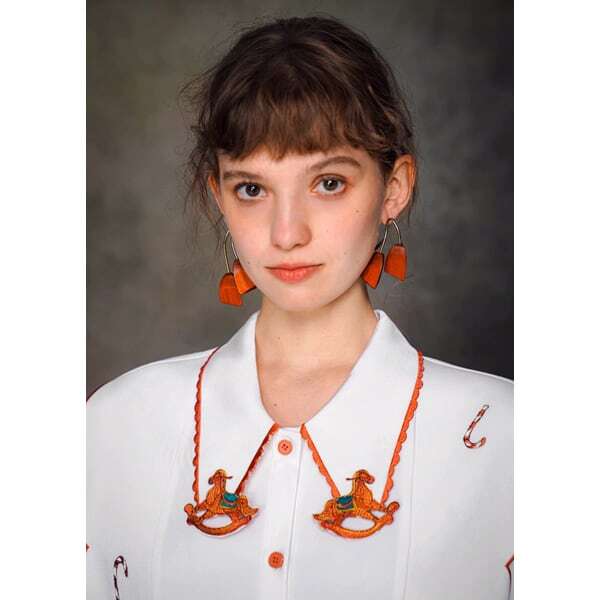 【2color】木馬刺繍配色ビッグ衿ブラウス C0109