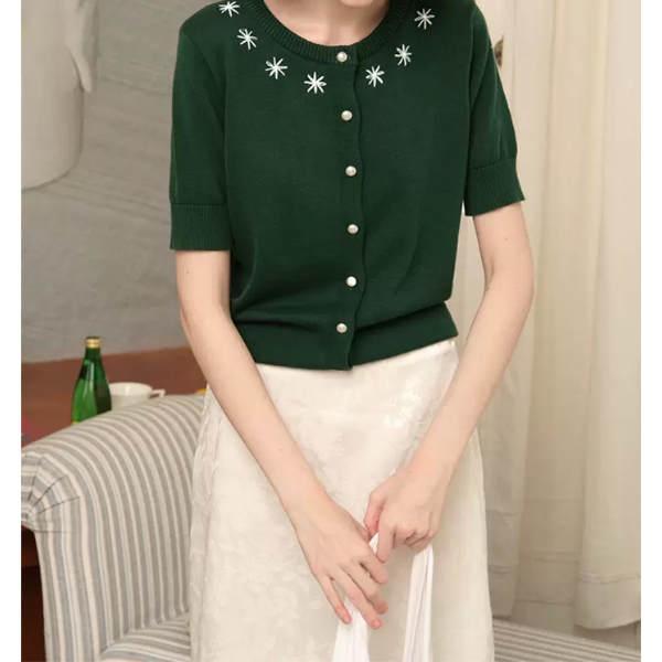 お花の刺繍入りラウンドネック半袖ニット Z00233