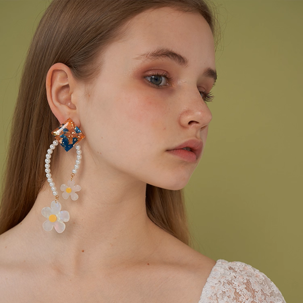 【3pattern3color】パールが巡る＊スクエア×フラワー揺れイヤーアクセ《Z01191》