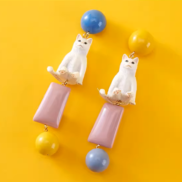ポップに揺れる＊カラフル猫モチーフの個性派ピアス《Z01190》