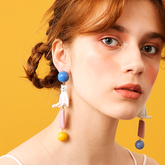 ポップに揺れる＊カラフル猫モチーフの個性派ピアス《Z01190》