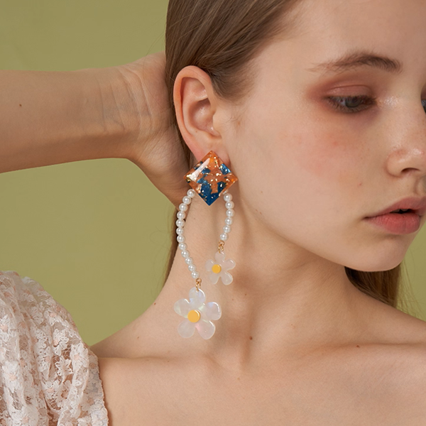 【3pattern3color】パールが巡る＊スクエア×フラワー揺れイヤーアクセ《Z01191》