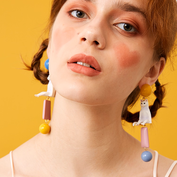 ポップに揺れる＊カラフル猫モチーフの個性派ピアス《Z01190》
