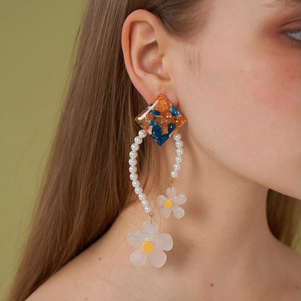 【3pattern3color】パールが巡る＊スクエア×フラワー揺れイヤーアクセ《Z01191》
