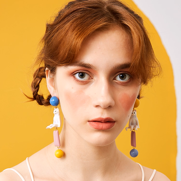 ポップに揺れる＊カラフル猫モチーフの個性派ピアス《Z01190》