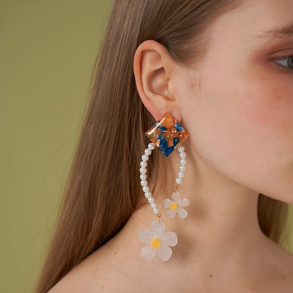 【3pattern3color】パールが巡る＊スクエア×フラワー揺れイヤーアクセ《Z01191》