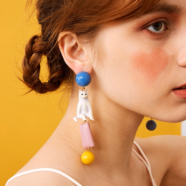 ポップに揺れる＊カラフル猫モチーフの個性派ピアス《Z01190》